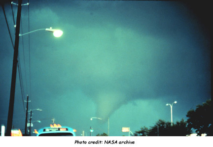 Storms - Tornadoes (Basic Readers)